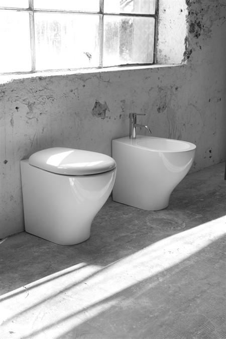 SANITARI A TERRA FILO MURO FLY WC+SEDILE +BIDET BIANCHI