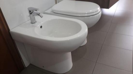 SANITARI FILO MURO PROFONDITA' CM.53 KLIO A TERRA WC+SEDILE +BIDET BIANCHI