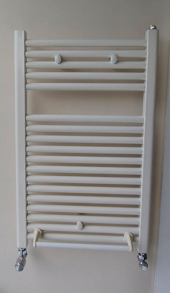 TERMOARREDO ACCIAIO BIANCO MM 800X500 CON ASTA PORTASCIUGAMANO